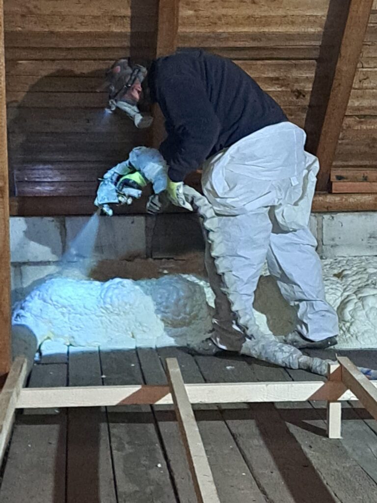 Zateplení půdy stříkanou izolací - Ekoizolace - rychlé, zdravé a ekonomické zateplení foukanou izolací